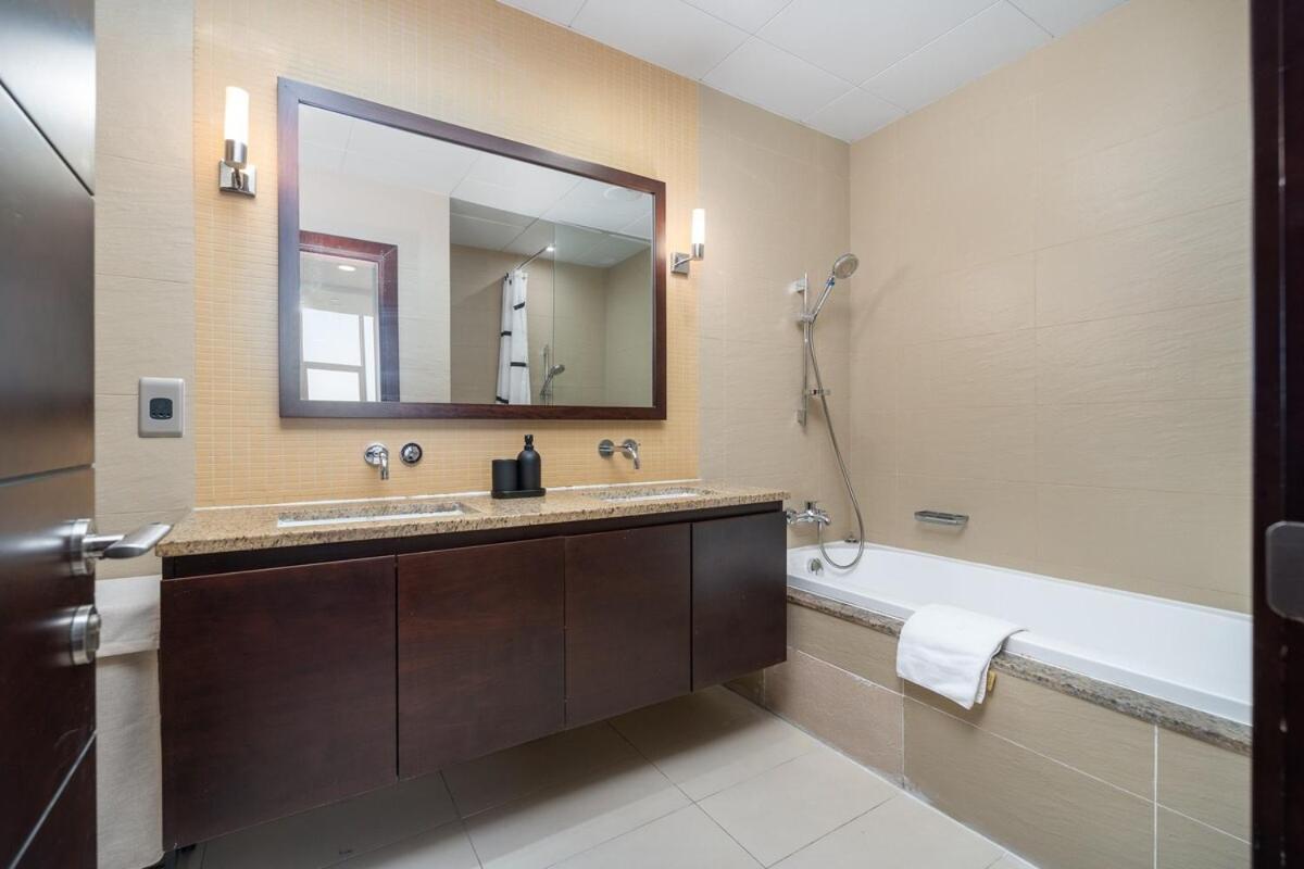 Serene 3-bedroom With Waterfront Marina Views In Palm Jumeirah Dubai